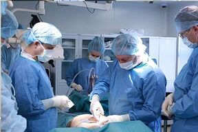 realizando cirurgia de aumento de mama
